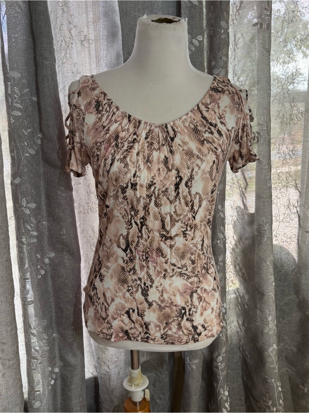 Jennifer Lopez Pink and Cream Snake-Print Cold Shoulder Tee